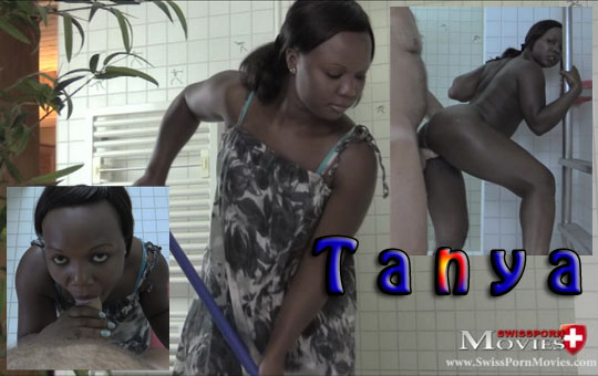 Putzfrau Tanya reinigt den Schwanz in der Dusche