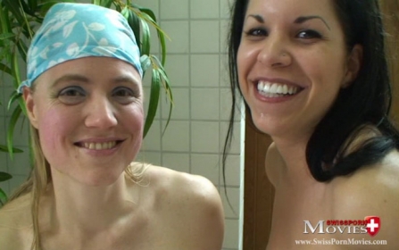 Lifeguard caught two bi-girls in dressing room - Bild 6